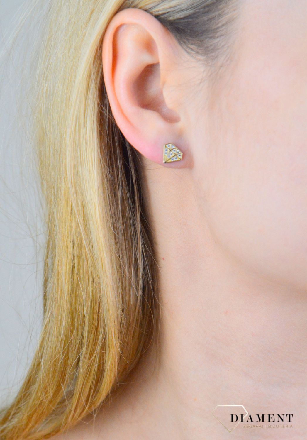 Kolczyki złote diamenciki z cyrkoniami próba 375, KL 4753A 375 Stylowe kolczyki wykonane z wysokiej jakości złota próby 375. Kolczyki mają kształt diamencików, ozdobionych białą cyrkonią. Kolczyki to ponadczasowa biżuteria, która pasuj.jpg